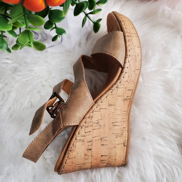 Women's Tan Wedge Sandals - Picture 3 of 8